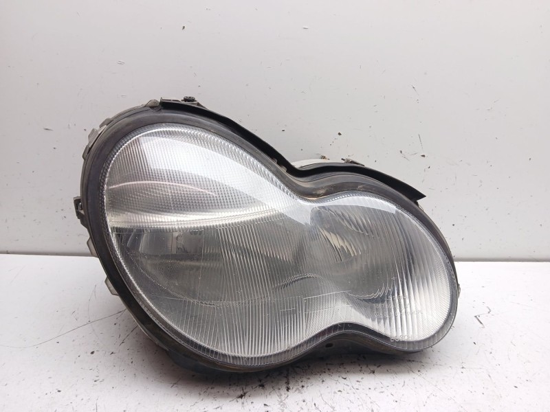 Recambio de faro derecho para mercedes-benz clase c (w203) c 240 (203.061) referencia OEM IAM 2038200261 a2038200261 0301166202