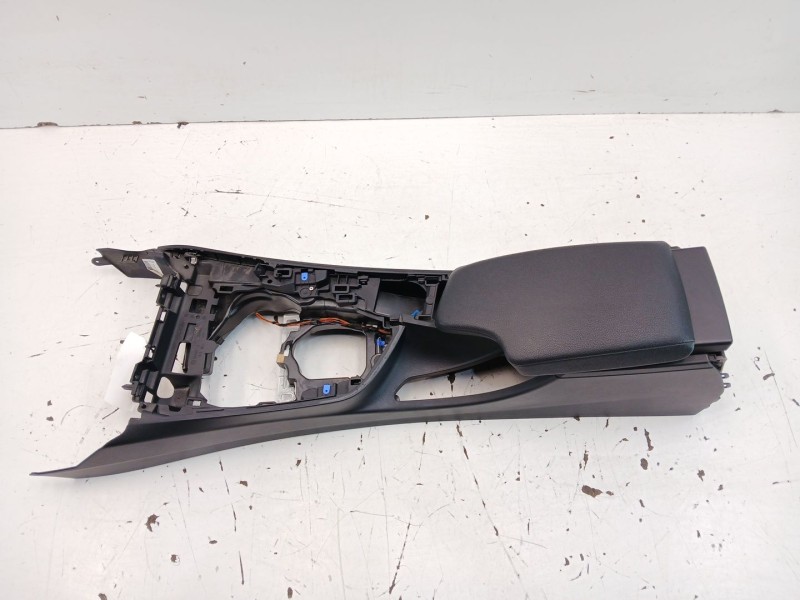 Recambio de apoyabrazos central para bmw 3 (f30, f80) 318 d referencia OEM IAM 105015894  