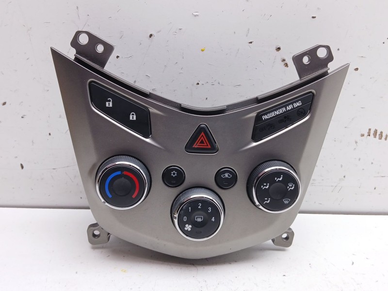 Recambio de mando climatizador para chevrolet aveo sedán (t300) 1.3 d referencia OEM IAM 95266745  