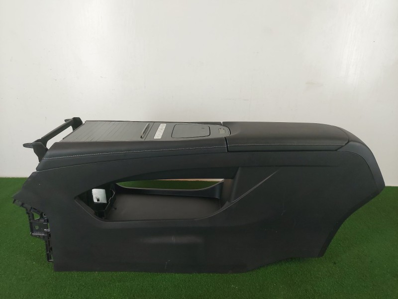 Recambio de apoyabrazos central para omoda 5 referencia OEM IAM   