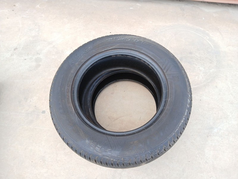 Recambio de neumatico para kia carens 1.6 cat referencia OEM IAM 215-65-16 98H X2 VIKING 2024