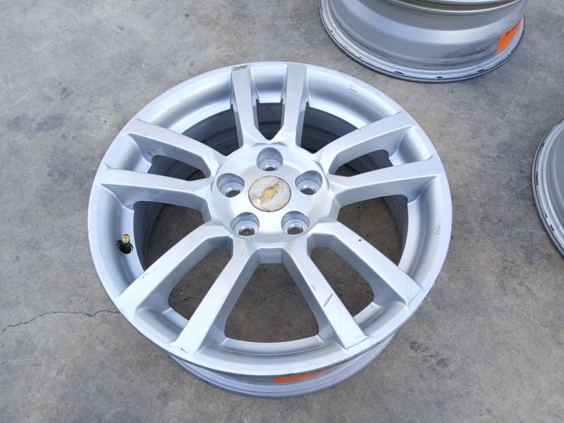 Recambio de llanta para chevrolet aveo sedán (t300) 1.3 d referencia OEM IAM 95040752 X1 16 PULGADAS