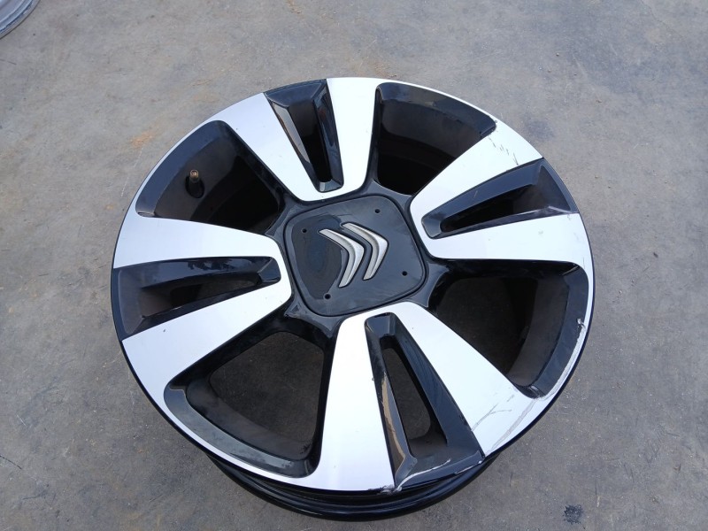 Recambio de llanta para citroën c3 iii (sx) 1.2 vti 82 referencia OEM IAM 9813075077 X1 16 PULGADAS