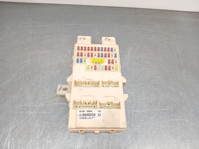 Recambio de caja reles / fusibles para ssangyong tivoli limited 4x2 referencia OEM IAM 8215035030  