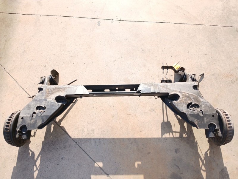 Recambio de puente trasero para renault clio iv limited referencia OEM IAM 555011803R  