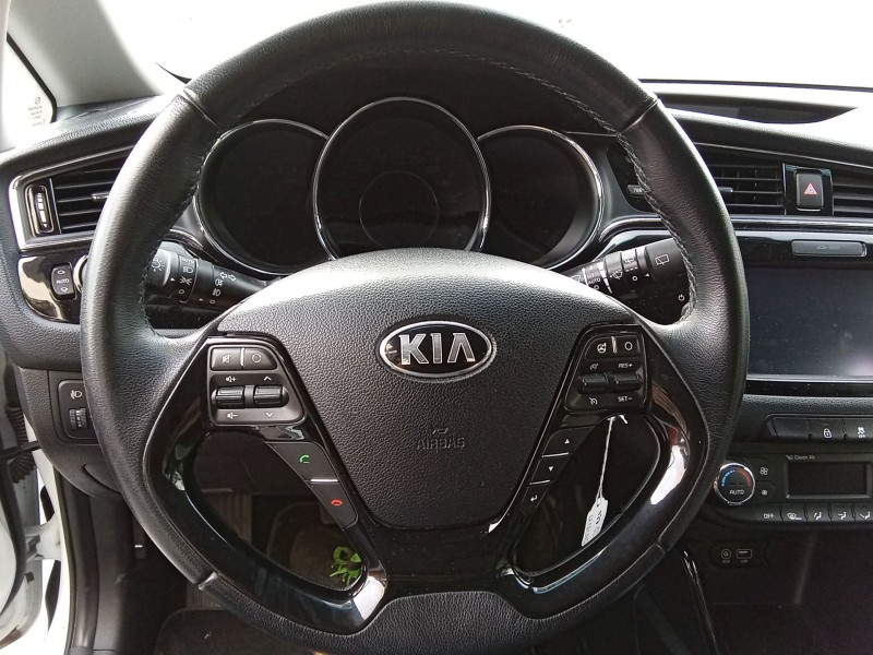 Recambio de volante para kia cee´d (jd) 1.4 crdi 90 referencia OEM IAM 56111A2000  