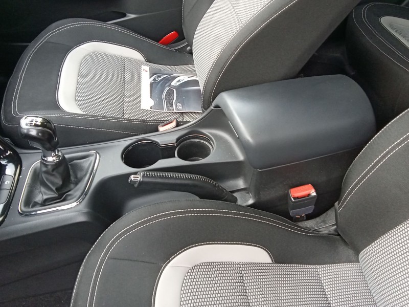 Recambio de apoyabrazos central para kia cee´d (jd) 1.4 crdi 90 referencia OEM IAM 84620A2000WK 84660A2000WK 