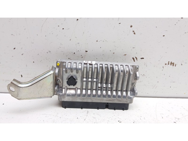 Recambio de centralita motor uce para toyota yaris hybrid active referencia OEM IAM 896610u710 mb2762007301 