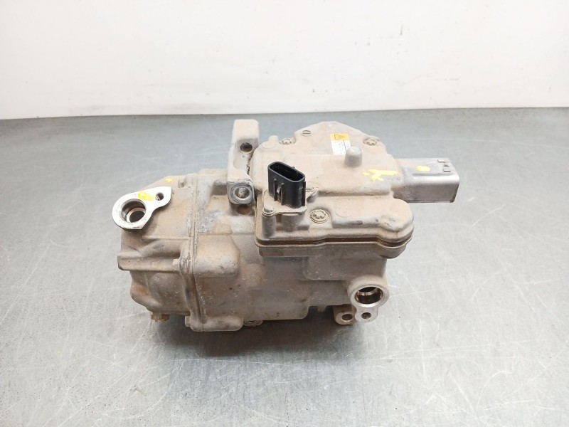 Recambio de compresor aire acondicionado para toyota yaris hybrid active referencia OEM IAM 0422001501  