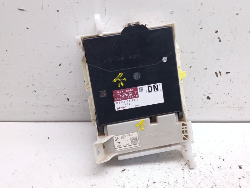 Recambio de caja reles / fusibles para toyota yaris hybrid active referencia OEM IAM 892210d870 8273052k40 mb381008010