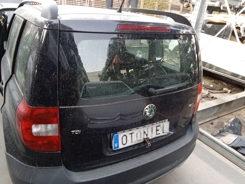 Recambio de porton trasero para skoda yeti (5l) 2.0 tdi referencia OEM IAM 5L6827025D  