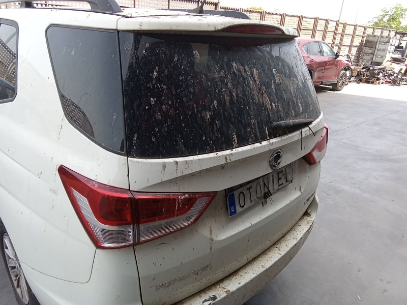 Recambio de porton trasero para ssangyong rodius ii 2.0 xdi referencia OEM IAM 6401121303  