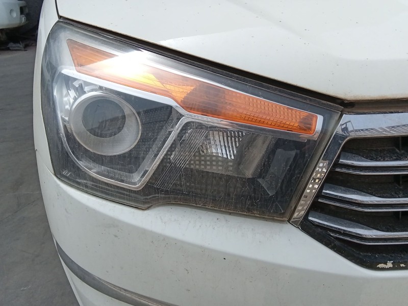 Recambio de faro derecho para ssangyong rodius ii 2.0 xdi referencia OEM IAM 8310221600  