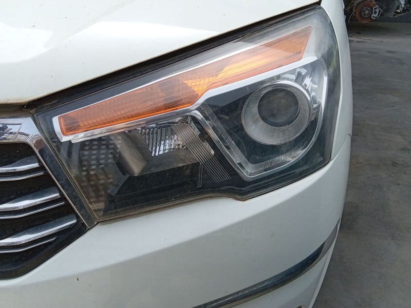Recambio de faro izquierdo para ssangyong rodius ii 2.0 xdi referencia OEM IAM 8310121601  