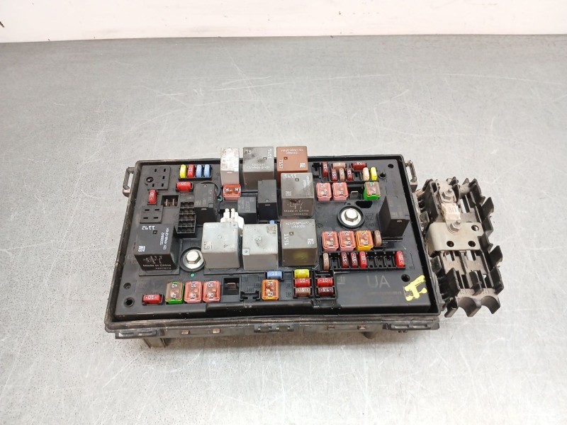 Recambio de caja reles / fusibles para opel astra j sports tourer selective referencia OEM IAM 13368643  