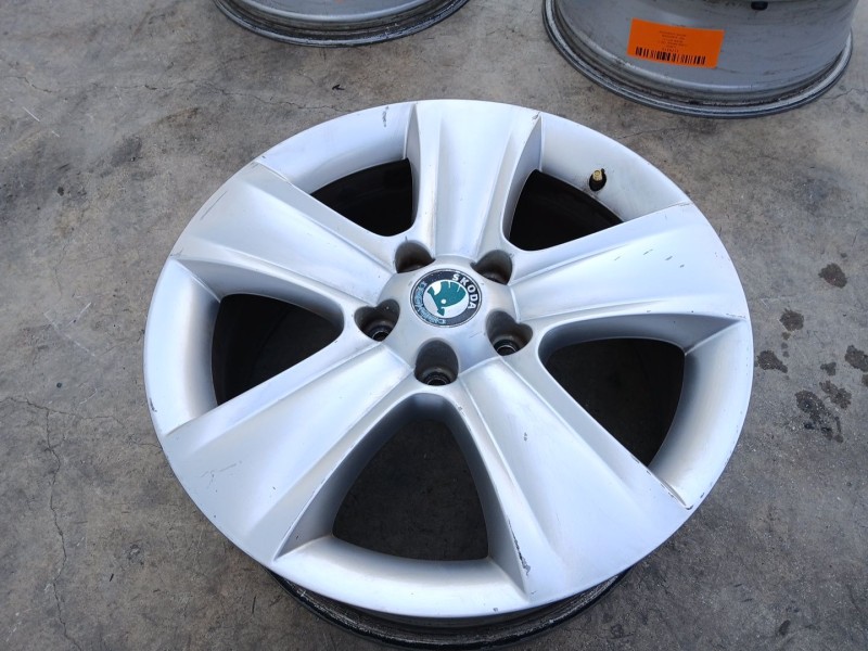 Recambio de llanta para skoda yeti (5l) 2.0 tdi referencia OEM IAM 5L0601025B X1 17 PULGADAS