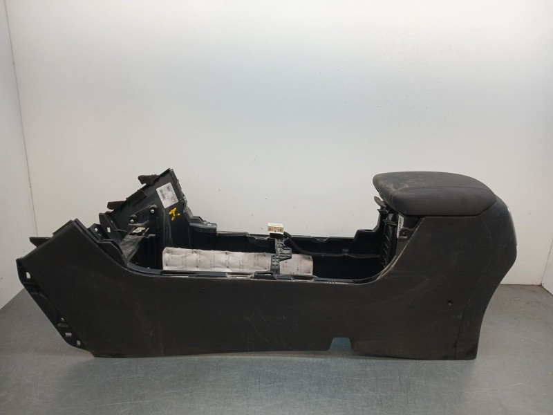 Recambio de apoyabrazos central para kia sportage basic 2wd referencia OEM IAM 84611f1200wk  