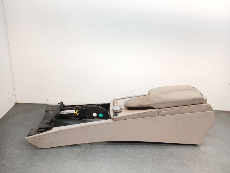 Recambio de apoyabrazos central para mercedes-benz clase clk (w207) coupe 2.1 cdi cat referencia OEM IAM a2046806050  