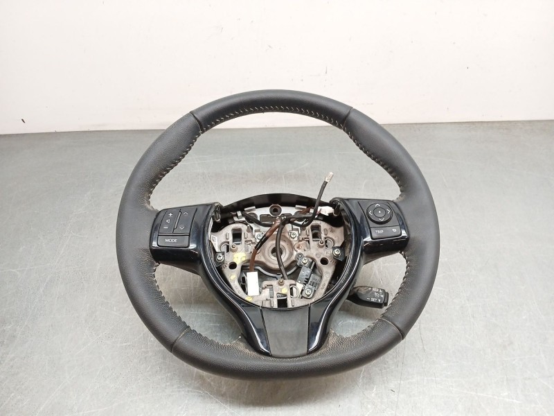 Recambio de volante para toyota yaris hybrid active referencia OEM IAM 310374599bmy  