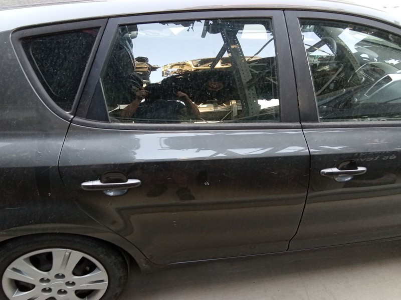 Recambio de puerta trasera derecha para kia cee´d hatchback (ed) 1.6 crdi 115 referencia OEM IAM 770041H000  