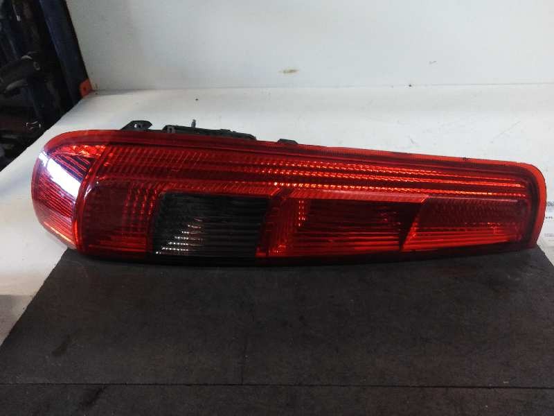 Recambio de piloto trasero izquierdo para ford fiesta (cbk) ambiente referencia OEM IAM 1324570 1ª SERIE 3P