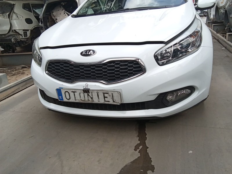 Recambio de paragolpes delantero para kia cee´d (jd) 1.4 crdi 90 referencia OEM IAM 86511A2000  