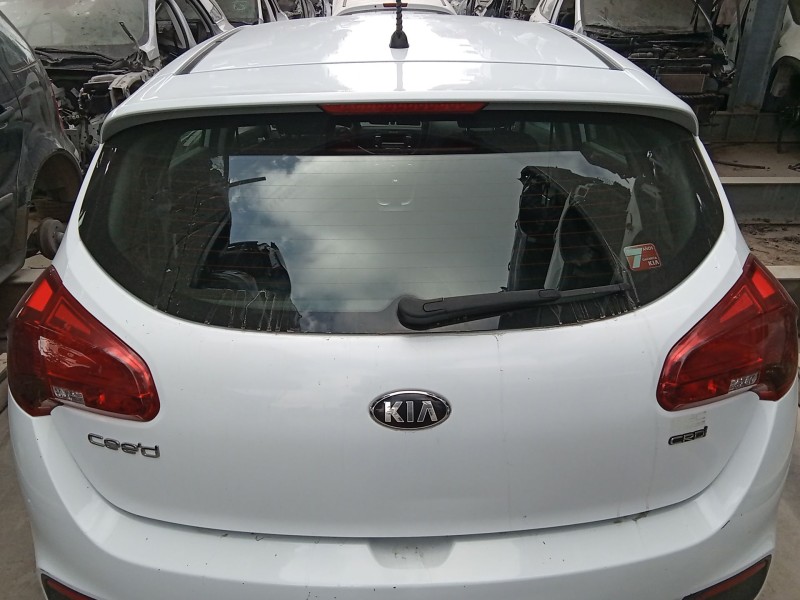 Recambio de porton trasero para kia cee´d (jd) 1.4 crdi 90 referencia OEM IAM 73700A2000  