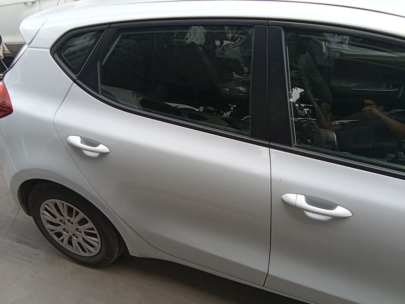 Recambio de puerta trasera derecha para kia cee´d (jd) 1.4 crdi 90 referencia OEM IAM 77004A2000  