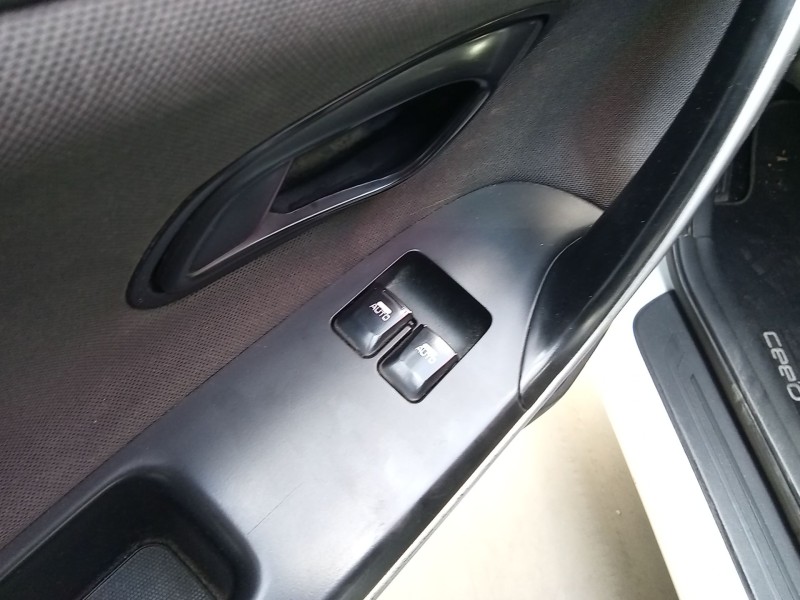 Recambio de mando elevalunas delantero izquierdo para kia cee´d (jd) 1.4 crdi 90 referencia OEM IAM 93570A2100WK  
