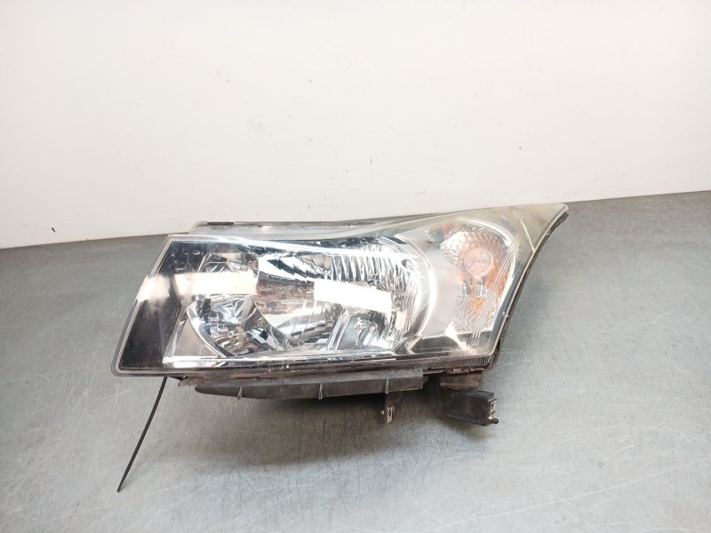 Recambio de faro izquierdo para chevrolet cruze (j300) 1.6 referencia OEM IAM 42371145  