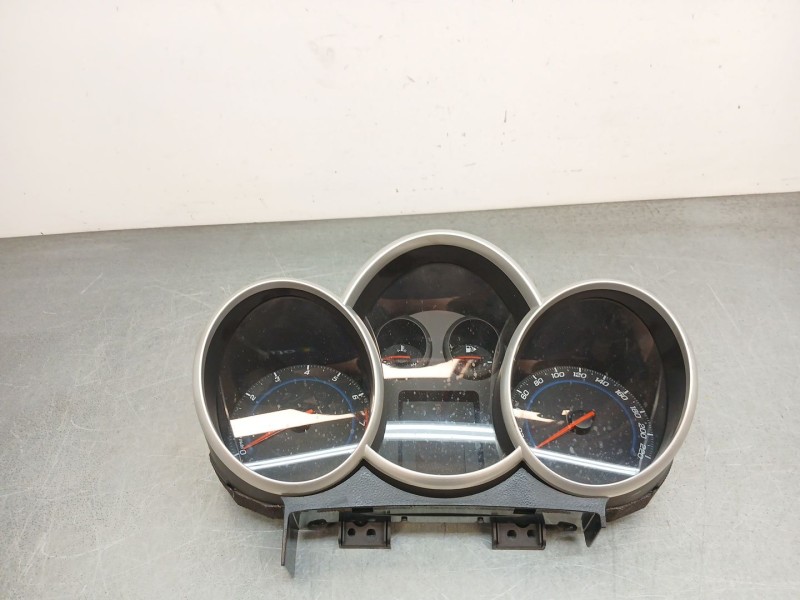 Recambio de cuadro instrumentos para chevrolet cruze (j300) 1.6 referencia OEM IAM 95472851  