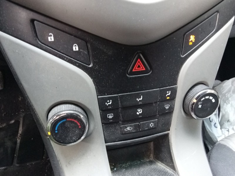 Recambio de mando calefaccion / aire acondicionado para chevrolet cruze (j300) 1.6 referencia OEM IAM 3870548  
