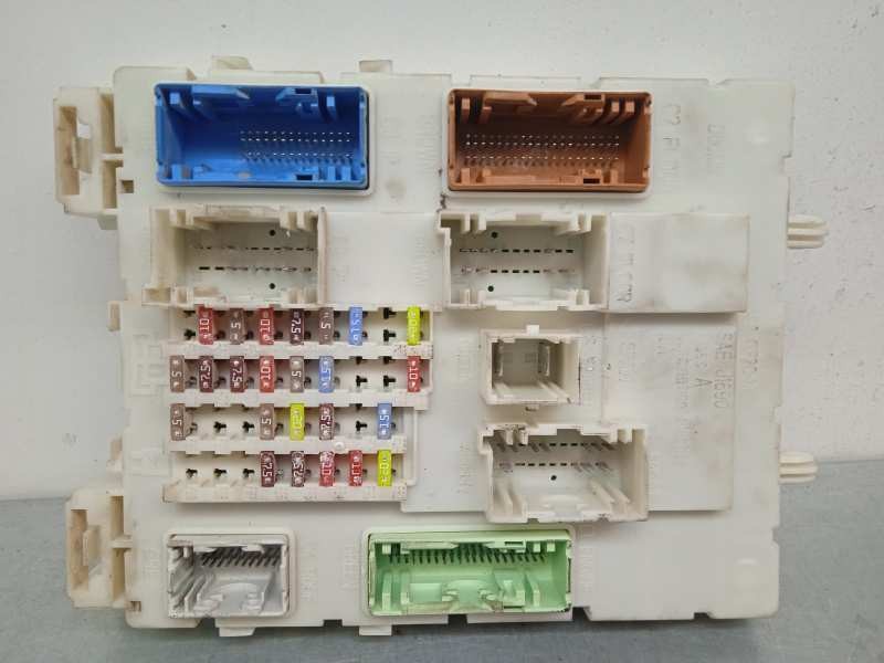 Recambio de caja reles / fusibles para volvo v40 kinetic referencia OEM IAM 31453132  