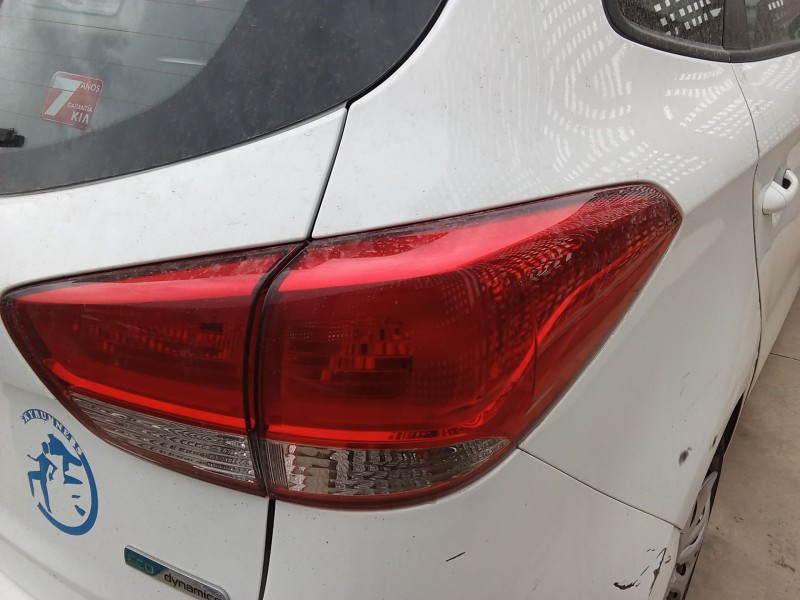 Recambio de piloto trasero derecho para kia carens iv 1.7 crdi referencia OEM IAM 92402A4020  