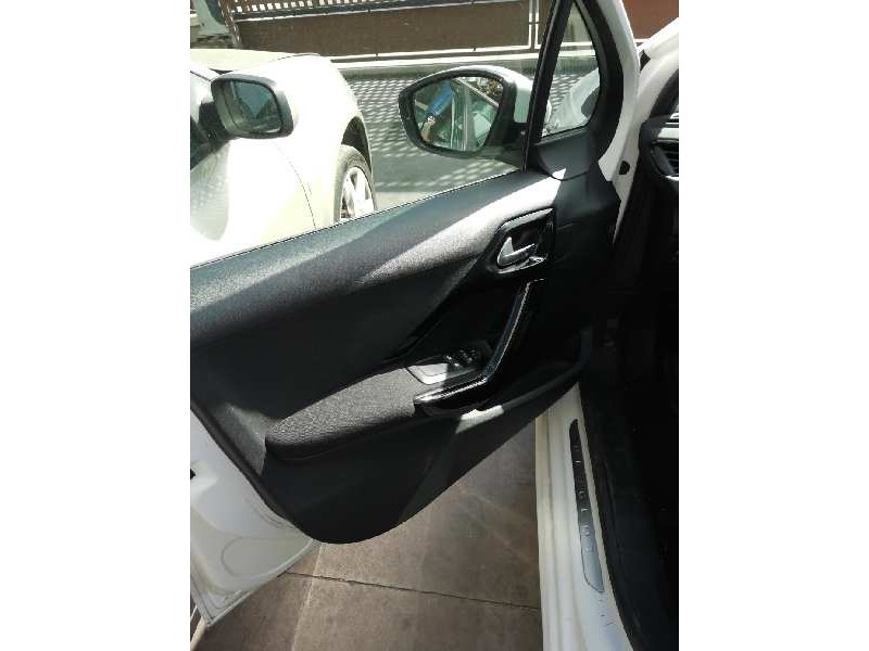 Recambio de guarnecido puerta delantera izquierda para peugeot 208 referencia OEM IAM   