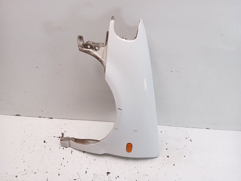 Recambio de aleta delantera izquierda para volkswagen polo iii (6n1) 100 1.4 16v referencia OEM IAM 6N0821021  