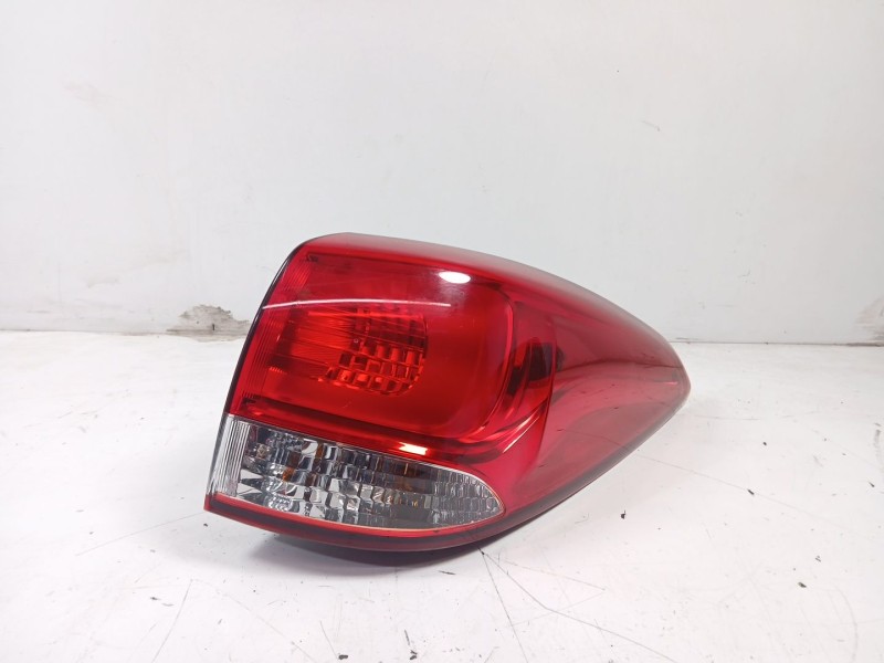 Recambio de piloto trasero derecho para kia carens iv 1.7 crdi referencia OEM IAM 92402A4020  