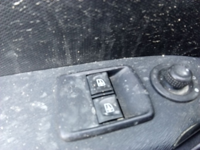 Recambio de mando elevalunas delantero izquierdo para renault kangoo express (fw0/1_) z.e. (fw0z, fw1z) referencia OEM IAM 82004