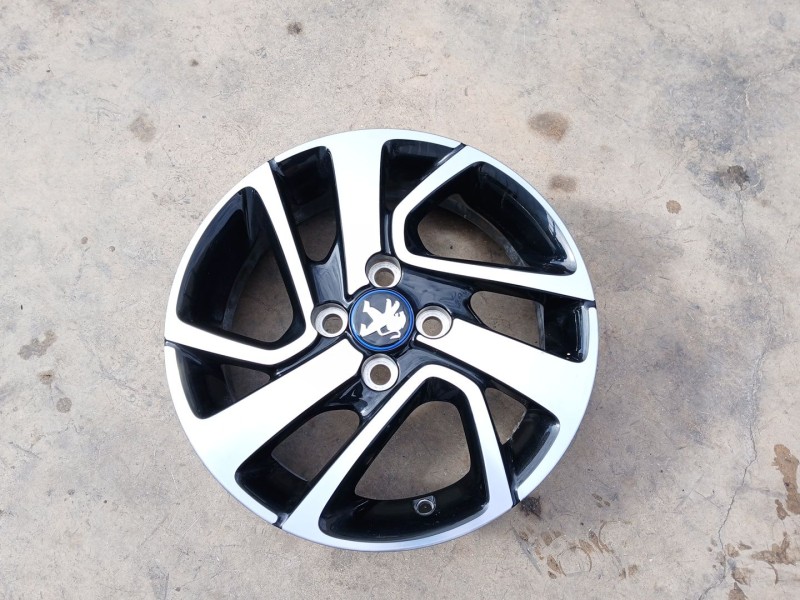 Recambio de llanta para peugeot 108 1.0 vti 72 referencia OEM IAM B000908277 X1 15 PULGADAS
