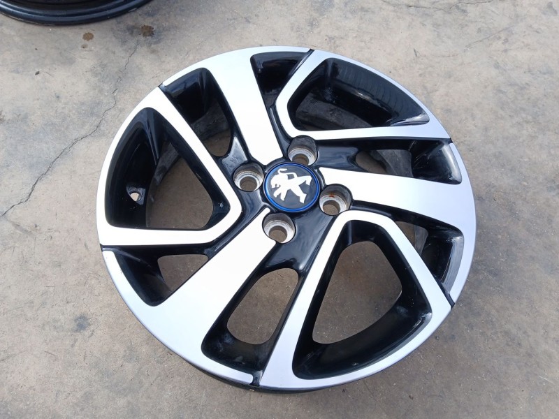 Recambio de llanta para peugeot 108 1.0 vti 72 referencia OEM IAM B000908277 X1 15 PULGADAS