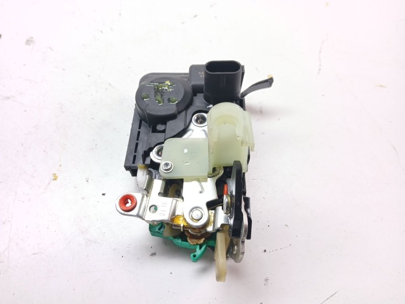 Recambio de cerradura puerta lateral derecha para maxus edeliver 3 furgoneta electric referencia OEM IAM 64810152  