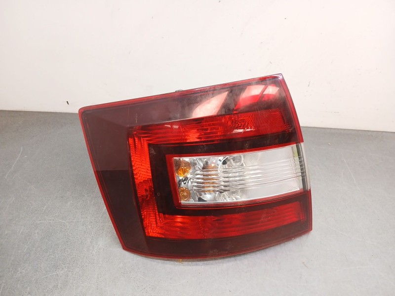 Recambio de piloto trasero izquierdo para skoda rapid spaceback (nh1) 1.4 tdi referencia OEM IAM 5JJ945111  