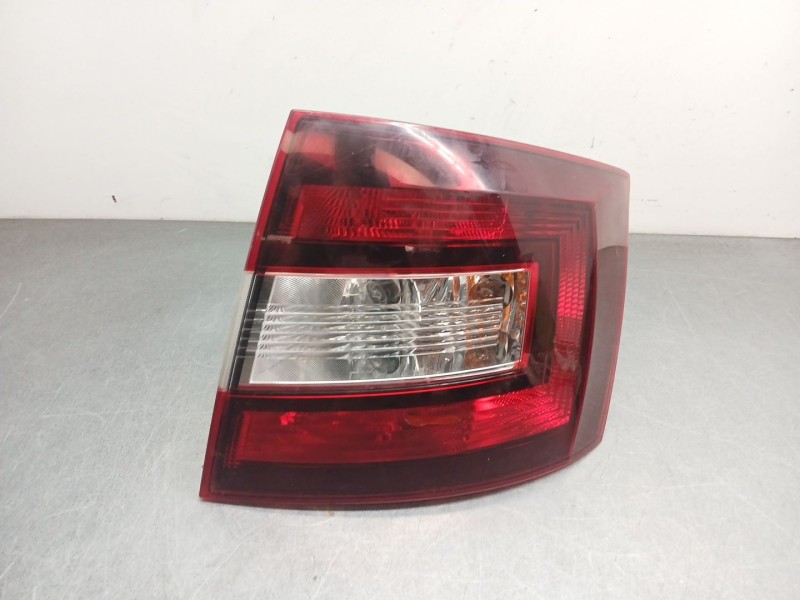 Recambio de piloto trasero derecho para skoda rapid spaceback (nh1) 1.4 tdi referencia OEM IAM 5JJ945112  