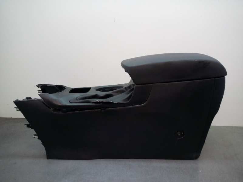 Recambio de apoyabrazos central para mazda cx-5 2.2 turbodiesel cat referencia OEM IAM KD4564961  