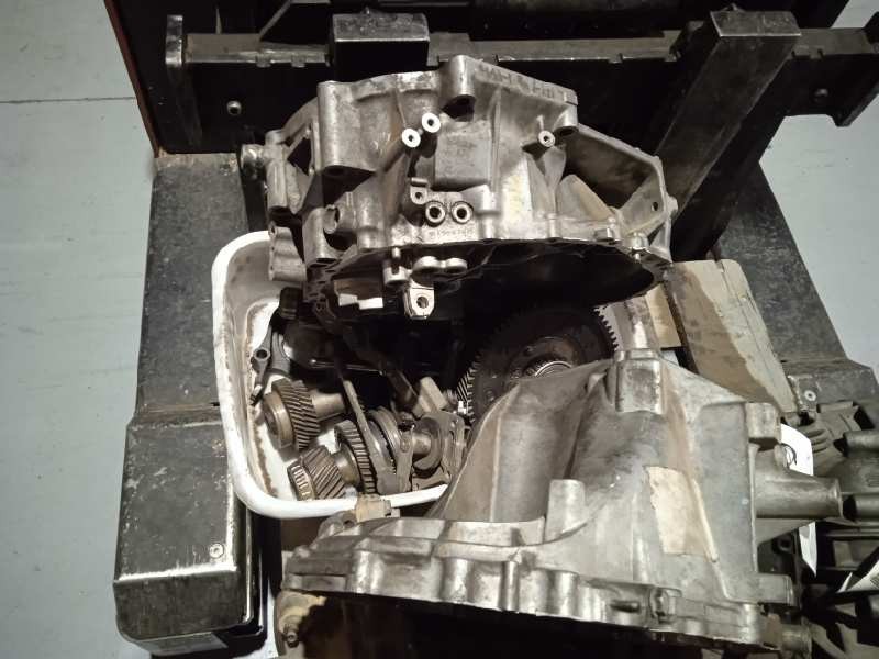 Recambio de caja casco para dodge caliber referencia OEM IAM A7524702 DESMONTADA 