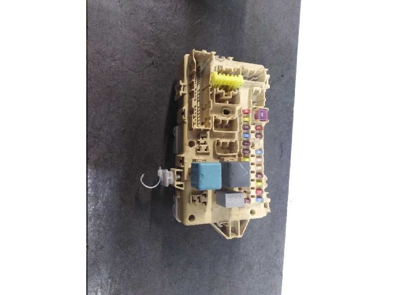 Recambio de caja reles / fusibles para toyota corolla verso (r1) 2,2 d-4d sport referencia OEM IAM 892210F010  