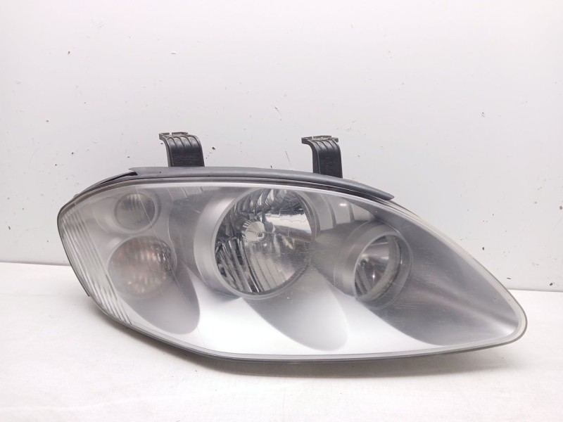 Recambio de faro derecho para ssangyong rodius i 2.7 xdi referencia OEM IAM   