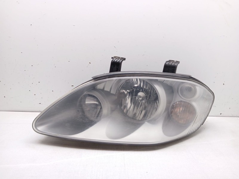 Recambio de faro izquierdo para ssangyong rodius i 2.7 xdi referencia OEM IAM a044935  