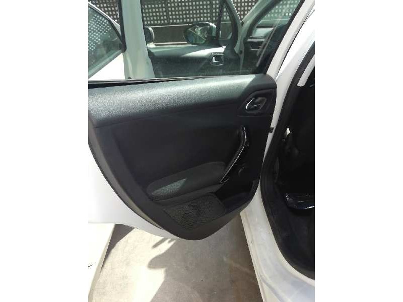 Recambio de guarnecido puerta trasera izquierda para peugeot 208 referencia OEM IAM   