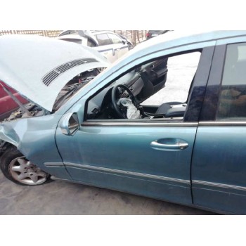 PUERTA DELANTERA IZQUIERDA TIENE UN GOLPE